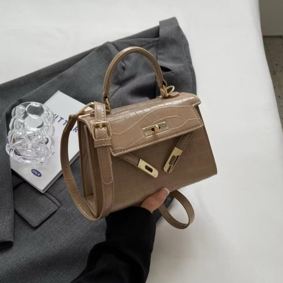 พร้อมส่ง กระเป๋าสะพายข้างผู้หญิงสุดหรู สไตล์เกาหลี งานหนังมันเงาคุณภาพ ...