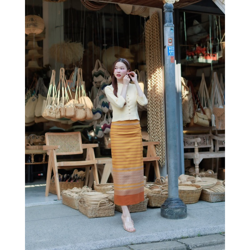 ชุดพื้นเมืองล้านนาสีเหลืองทอง งานอัดกาว ใส่แล้วขับผิว ราคา 1,250 มุมมองที่ 4
