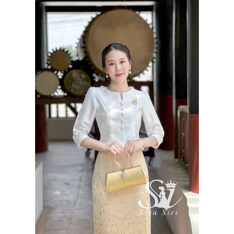 Sira Siri ชุดไทยคอวี ทรงครอป ผ้าใหม่ แต่งกระดุมน่ารัก ครบเซ็ท พร้อมผ้าถุงทอลาย มุมมองที่ 2
