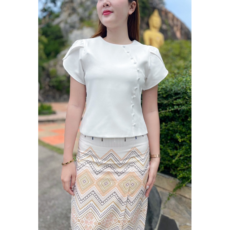 เซตผ้าไทยเสื้อแขนกลีบบัวสีขาว ผ้าถุงครีม ใส่ไปวัด งานบวช งานแต่ง หรูดูแพง มุมมองที่ 2