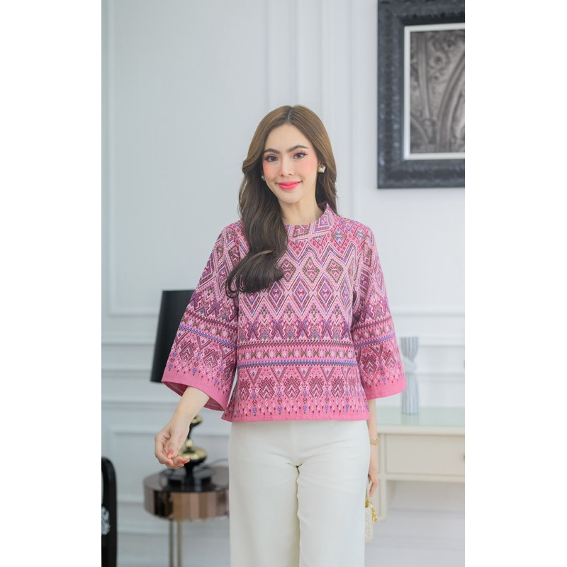 LANNA-เสื้อแขนยาวผ้าฝ้ายพิมพ์ยาว ติดกระดุมหลังใส่สบาย (มีไซร้ อก40-อก44)