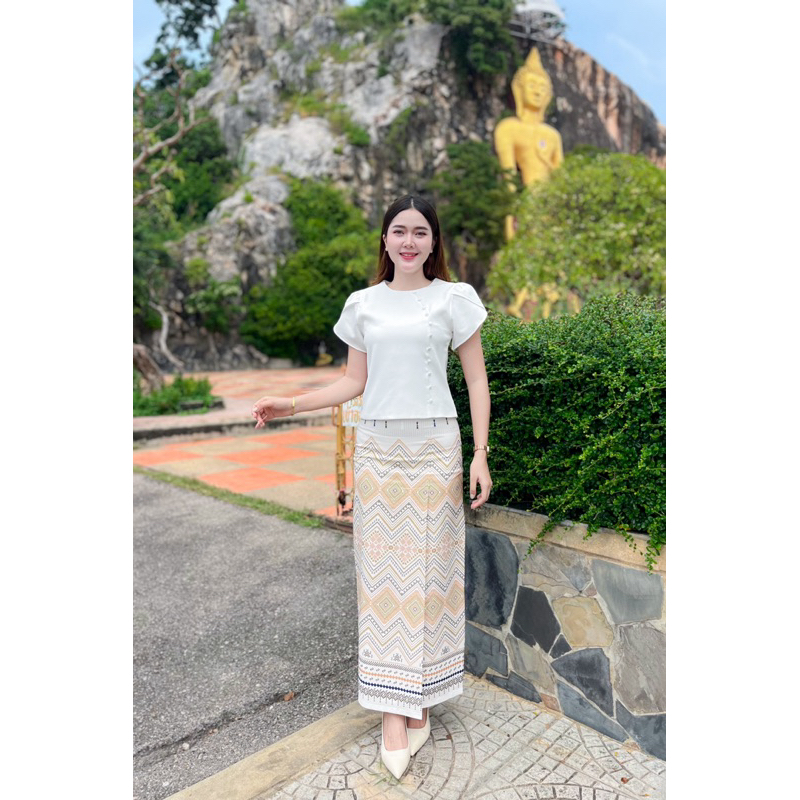เซตผ้าไทยเสื้อแขนกลีบบัวสีขาว ผ้าถุงครีม ใส่ไปวัด งานบวช งานแต่ง หรูดูแพง มุมมองที่ 4