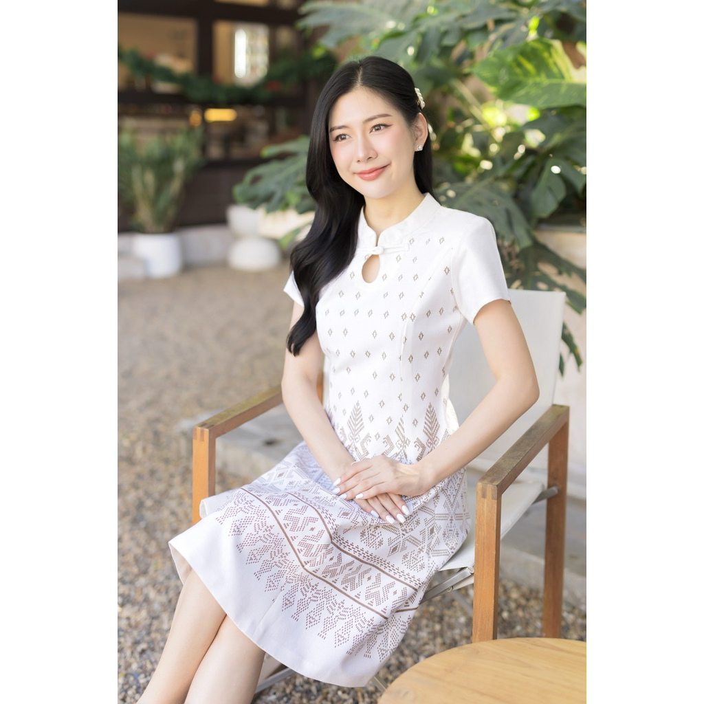 เดรสผ้าไทยคอจีนทรงย้วย เรียบหรูผ้านิ่ม ใส่แล้วสบาย ตรงปก มุมมองที่ 4