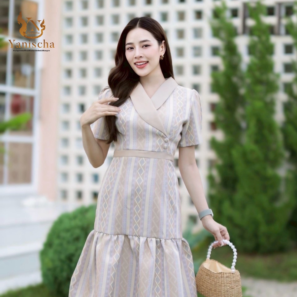 ชุดไทยเบญจวรรณ เดรสผ้าไหมทอลาย ใส่ไปวัด งานแต่ง ดูผอมสง่า พร้อมส่ง มุมมองที่ 2