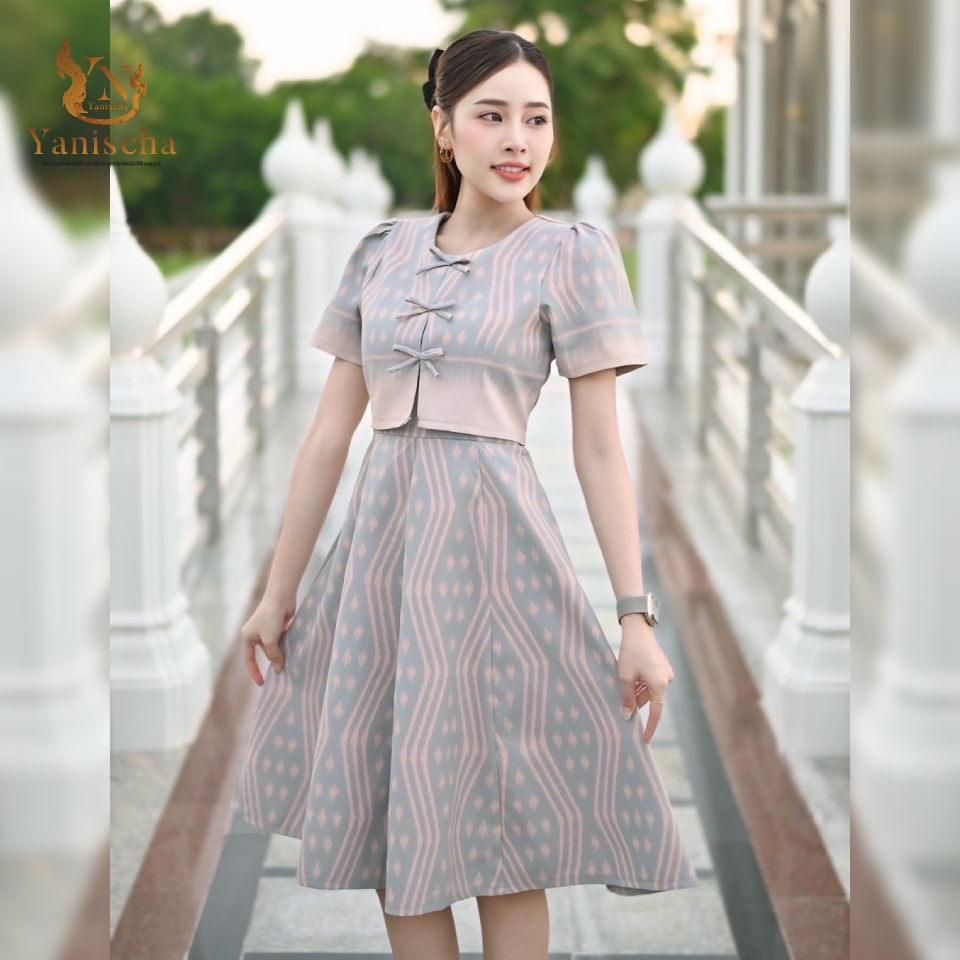 เดรสผ้าไทยทอลายสีฟ้าครามนกพิราบ ชุดไปวัดทำบุญ เรียบหรู สวยสะกดทุกสายตา มุมมองที่ 2