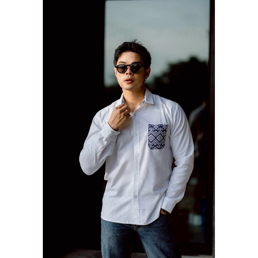 ผ้าไทย เสื้อเชิ้ตคอปก แขนยาว ผ้าฝ้าย พิมพ์ลาย WHITE TONE No.15newขาวยางกระเป๋าลายผ้าทอ