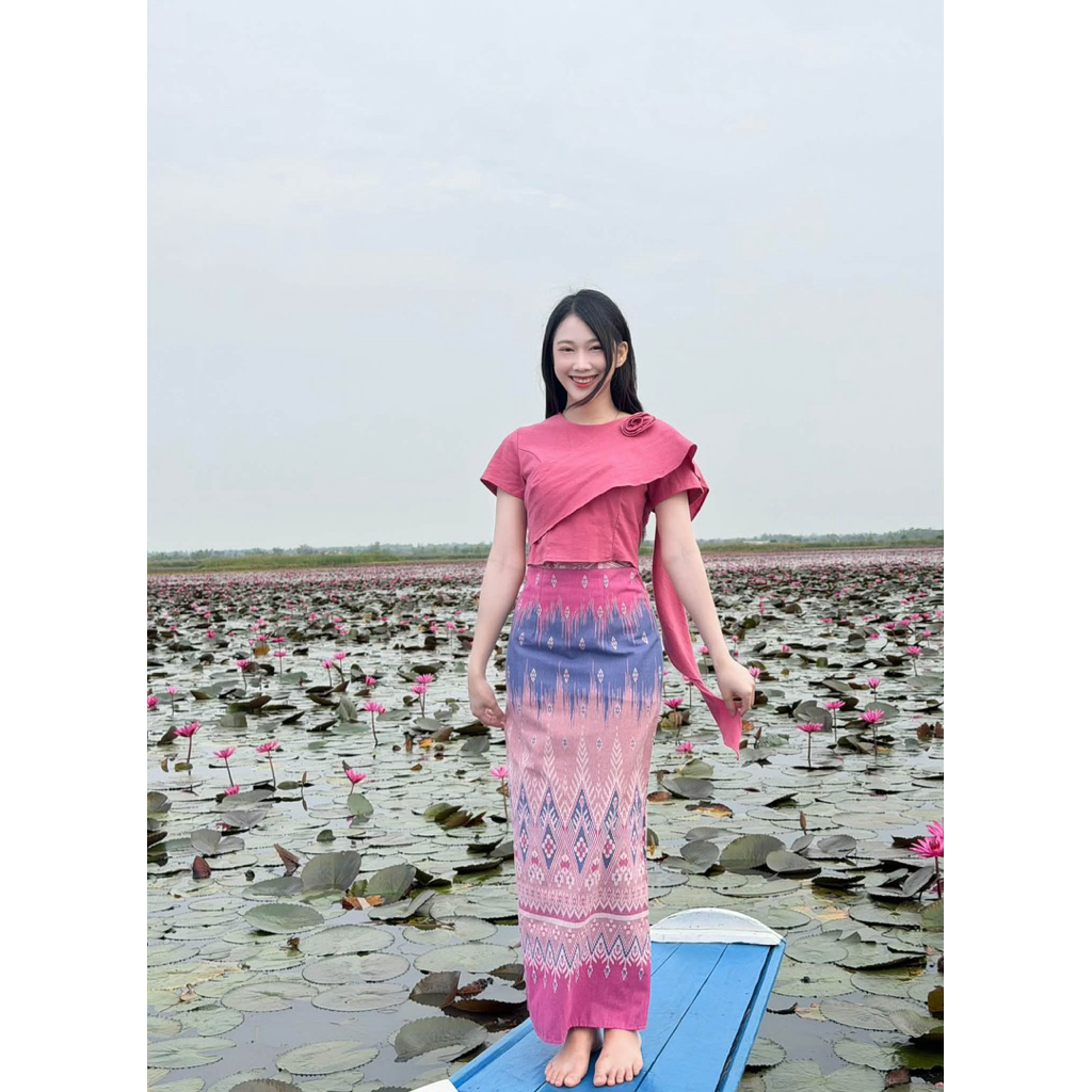 TANTANOD TL23 ชุดผ้าไทยสไบปักกุหลาบ กระโปรงผ่าหลัง ผ้าฝ้ายพิมพ์ลาย สีดำ เรียบหรู มุมมองที่ 2