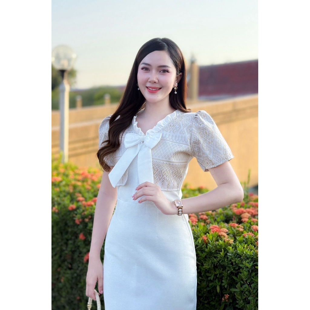 PIRA DRESS เดรสผ้าฝ้ายอัดกาวสีขาว ทรงสอบโบว์หวาน ลุคไทยประยุกต์ดูแพง มุมมองที่ 4
