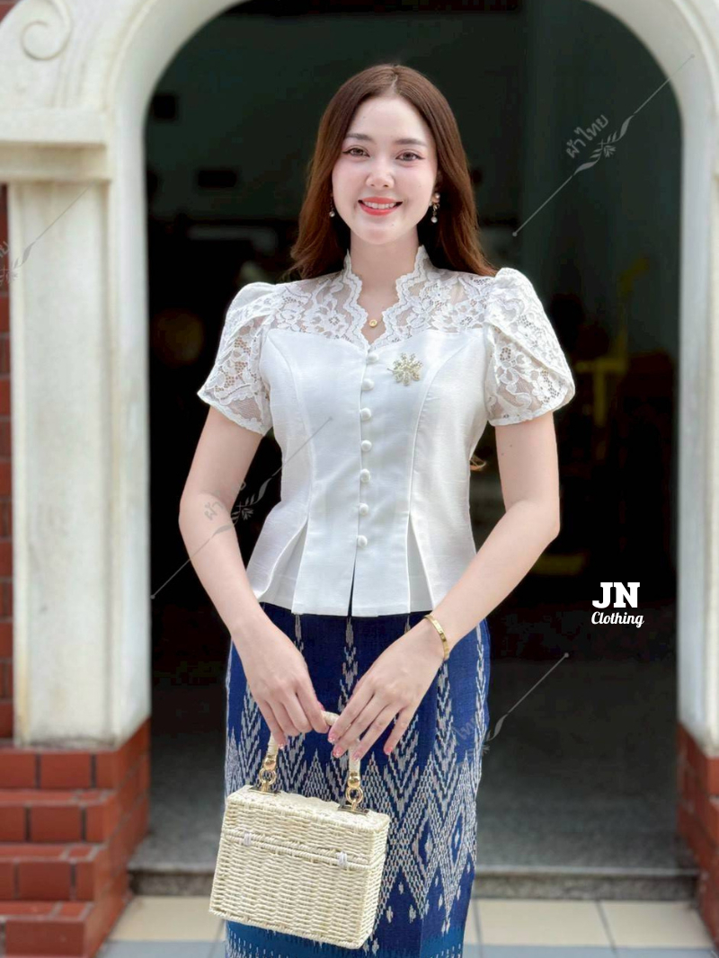 เสื้อไหมสี่เส้นคอวีแขนกลีบบัวชายระบาย ใส่ไปงานบุญงานแต่ง สวยหรู ราคา 390 บาท มุมมองที่ 3