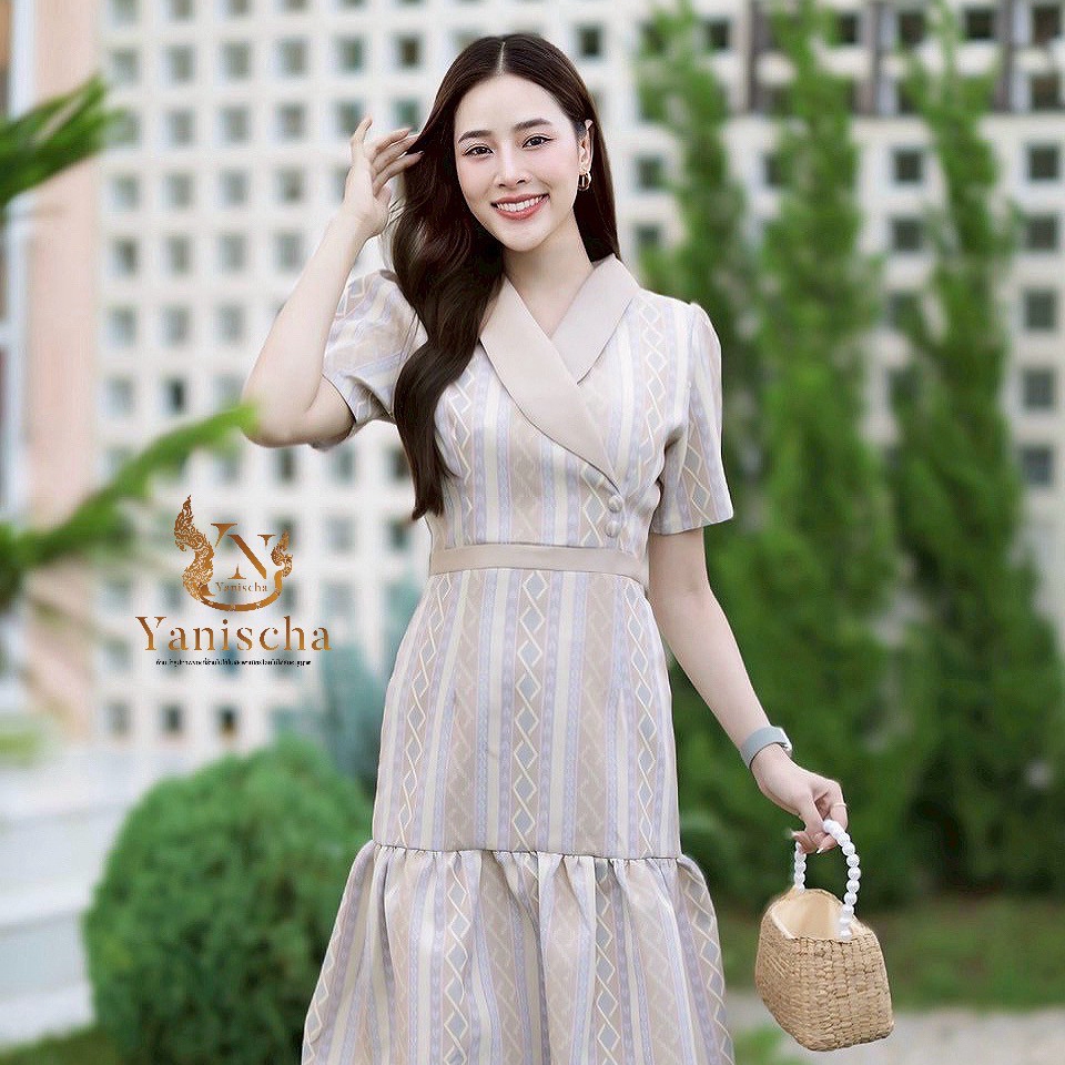ชุดไทยเบญจวรรณ เดรสผ้าไหมทอลาย ใส่ไปวัด งานแต่ง ดูผอมสง่า พร้อมส่ง มุมมองที่ 3