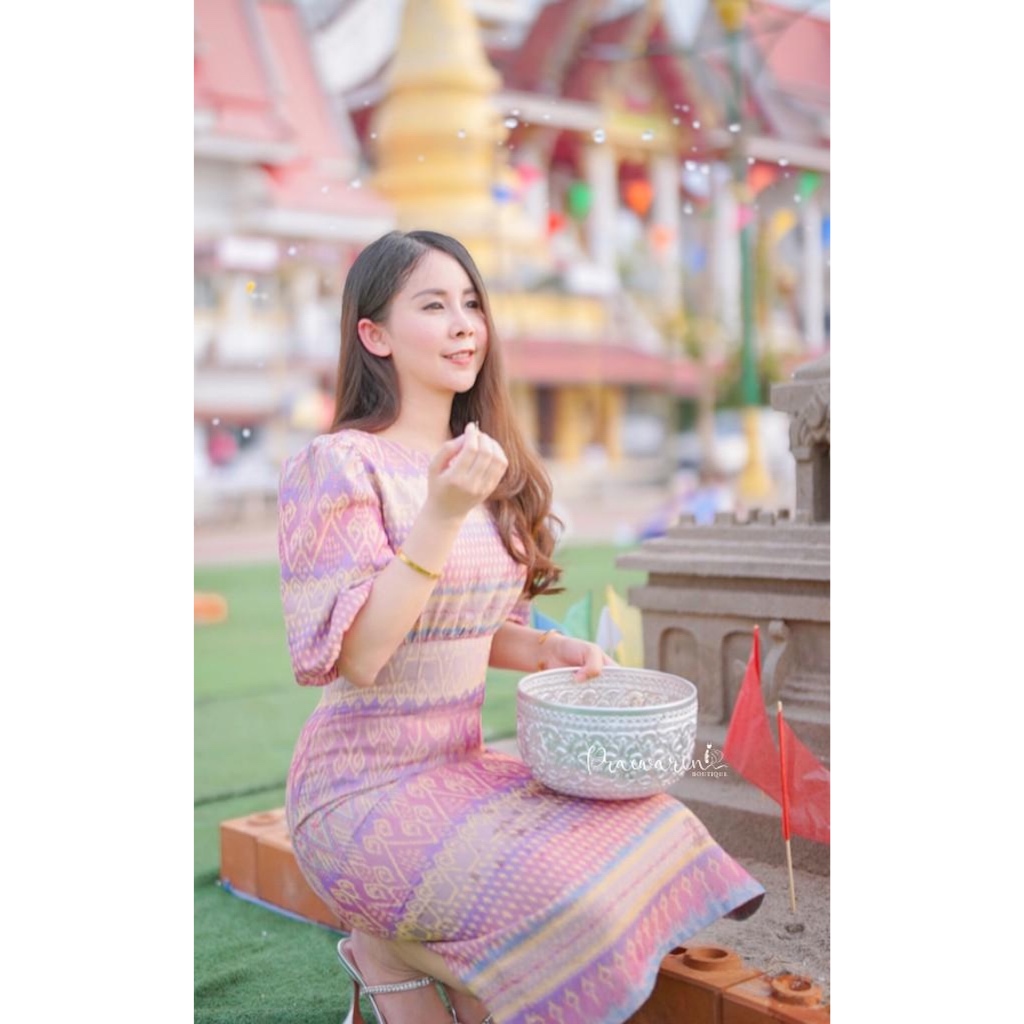 เดรสผ้าทอลายไทยพรีเมี่ยม เอวสูงแขนระฆัง ทรงสวยเป๊ะ ดูแพง ใส่แล้วเพรียว มุมมองที่ 3
