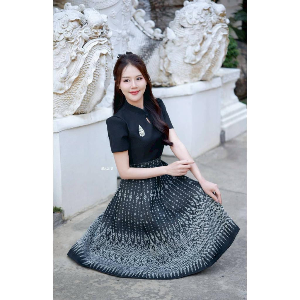 PIRA DRESS เดรสผ้าทออัดกาวสีดำ คอหยดน้ำ เรียบหรู ดูแพง ไซส์กำลังพอดี มุมมองที่ 2