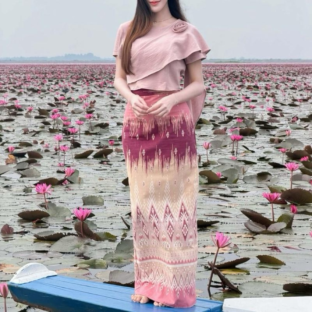 TANTANOD TL23 ชุดผ้าไทยสไบปักกุหลาบ กระโปรงผ่าหลัง ผ้าฝ้ายพิมพ์ลาย สีดำ เรียบหรู มุมมองที่ 6