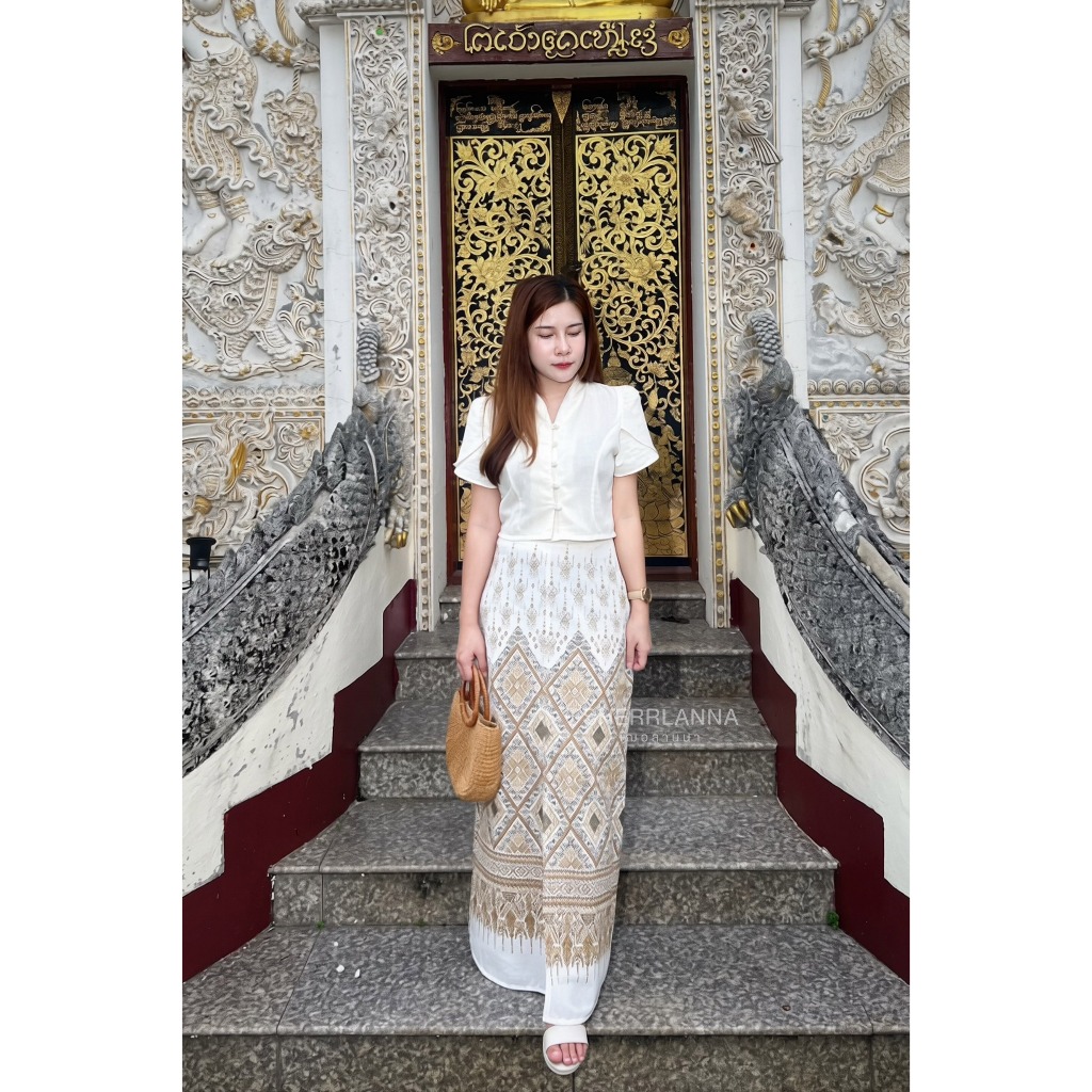ชุดผ้าฝ้ายลายไทยโทนขาวคอจีนชายโค้ง เข้าวัดทำบุญ เรียบหรู เนื้อนิ่มไม่ร้อน พร้อมกระโปรงผ่าหน้า มุมมองที่ 3