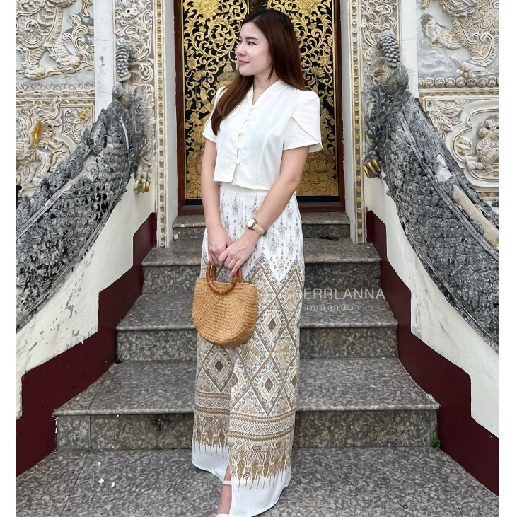 ชุดผ้าฝ้ายลายไทยโทนขาวคอจีนชายโค้ง เข้าวัดทำบุญ เรียบหรู เนื้อนิ่มไม่ร้อน พร้อมกระโปรงผ่าหน้า