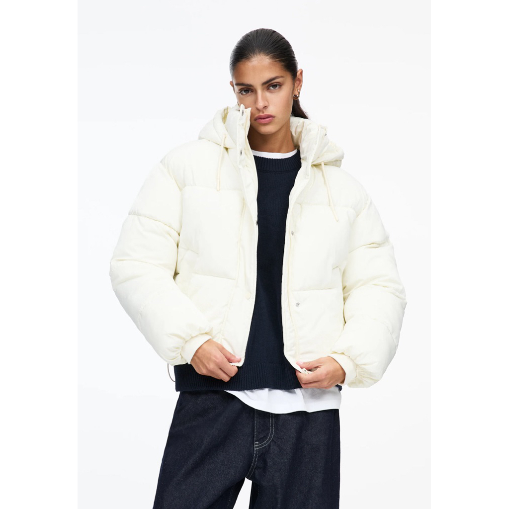 ส่งต่อ เสื้อกันหนาว Pull & Bear สีขาว แท้ ไซส์ S ซื้ิอจาก shop Netherland ใส่ไปสกี 1 ทริป อ่านรายละเอียดก่อนสั่ง