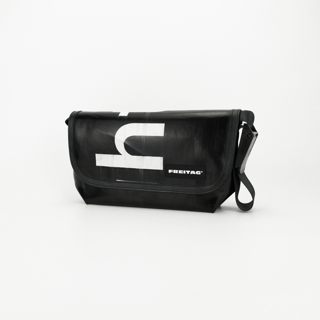 FREITAG F41 HAWAII FIVE-O ผ้าดำ ใส้ครีม ด้านหน้าสกรีน h พอดี ด้าน