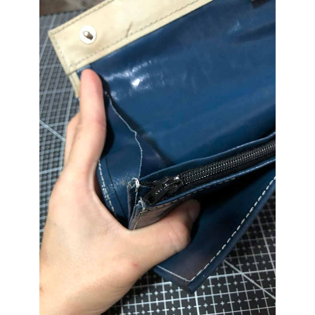 พร้อมส่ง - กระเป๋าสตางค์ - Freitag F59 Samantha / สี ขาว น้ำเงิน