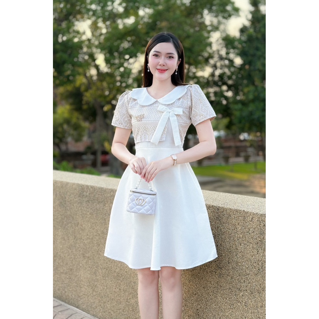 เดรส PIRA DRESS คอโบว์ ผ้าฝ้ายอัดกาว ทรงย้วย พรางพุง ขาวน่ารัก ไซส์ฟรี มุมมองที่ 4