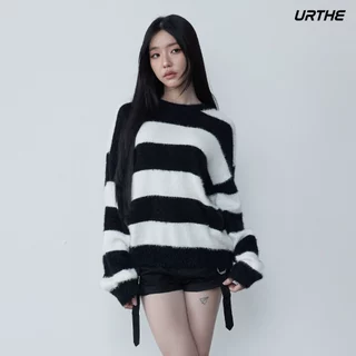 URTHE - เสื้อสเวตเตอร์ ขนฟู ลายทาง รุ่น FLUFFY STRIPED SWEATER - Col. JUIS LILITH