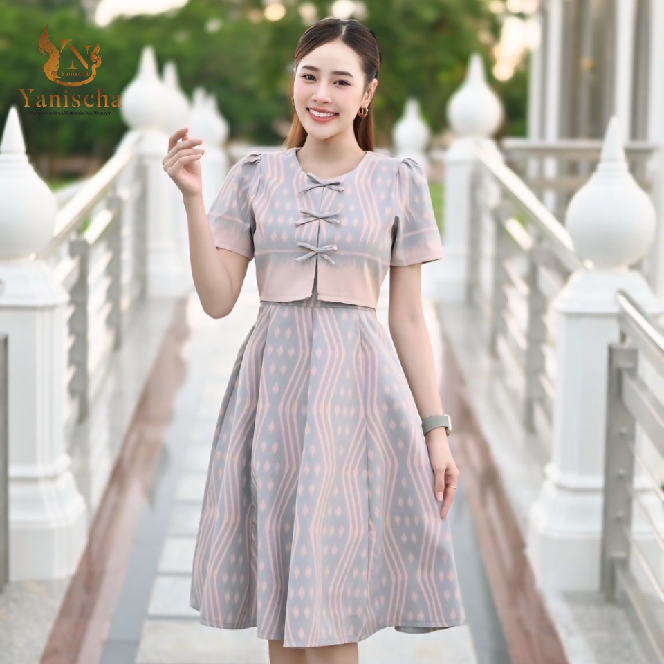 เดรสผ้าไทยทอลายสีฟ้าครามนกพิราบ ชุดไปวัดทำบุญ เรียบหรู สวยสะกดทุกสายตา มุมมองที่ 4