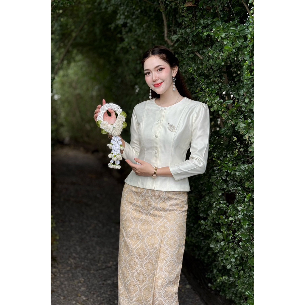 ชุดไทยเรือนต้นผ้าไหม 4 เส้นเซ็ต 2 ชิ้น สีงาช้าง ดูผอม พรางพุง ใส่ทำงานทำบุญ มุมมองที่ 3