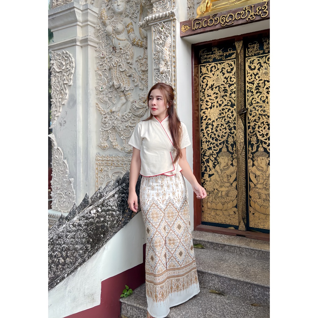 ชุดผ้าฝ้ายลายไทยโทนขาวคอจีนชายโค้ง เข้าวัดทำบุญ เรียบหรู เนื้อนิ่มไม่ร้อน พร้อมกระโปรงผ่าหน้า มุมมองที่ 5