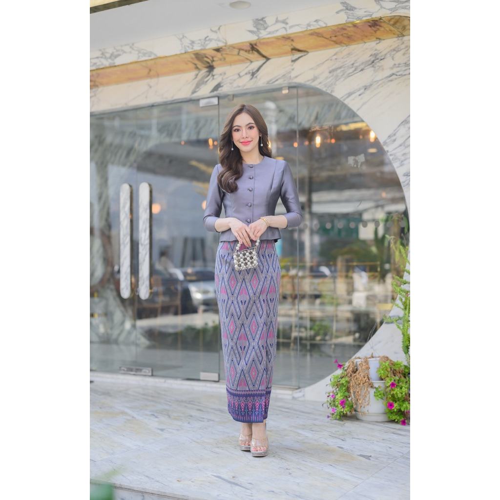 ชุดไทยเรือนต้นไหมมัดหมี่ทอลายอัดกาว งานตัดเย็บเรียบร้อย สวยสง่า มุมมองที่ 2