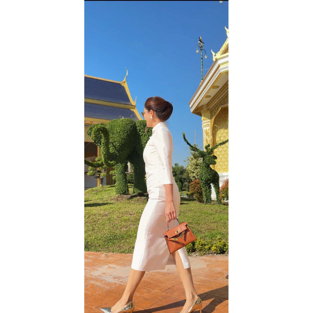 เดรสไทยจิตรดาผ้าไหมอิตาลี สีขาวอัดกาว ผ่าหลัง งานบุญ-กฐิน ใส่สบายไม่ร้อน มุมมองที่ 5