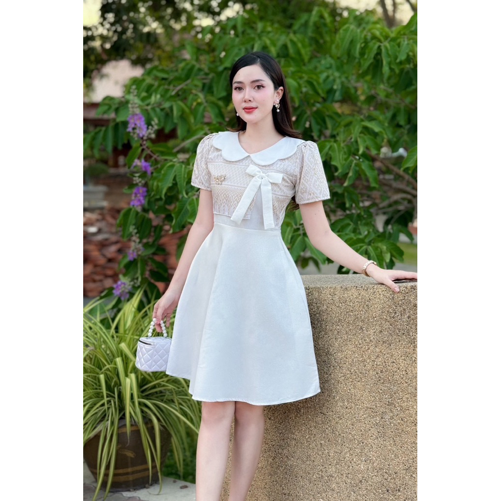 เดรส PIRA DRESS คอโบว์ ผ้าฝ้ายอัดกาว ทรงย้วย พรางพุง ขาวน่ารัก ไซส์ฟรี มุมมองที่ 3