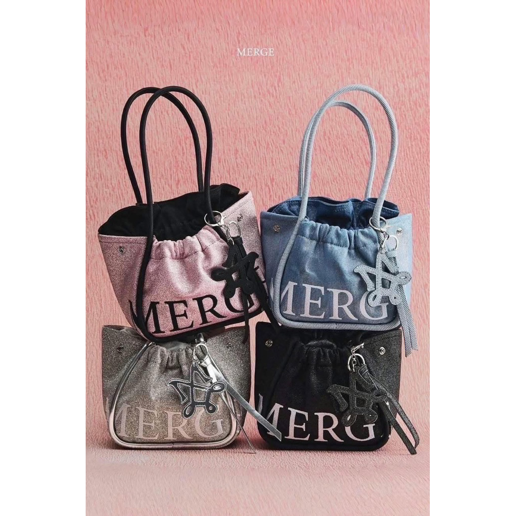 ส่งต่อ กระเป๋า Merge สีดำ - A Day Bag mini in glitter | Shopee Thailand