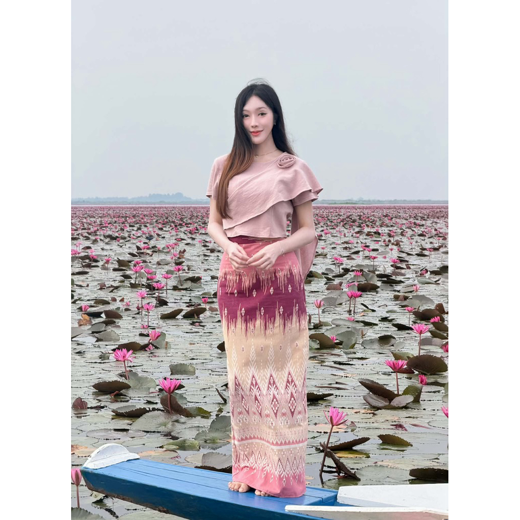 TANTANOD TL23 ชุดผ้าไทยสไบปักกุหลาบ กระโปรงผ่าหลัง ผ้าฝ้ายพิมพ์ลาย สีดำ เรียบหรู มุมมองที่ 4