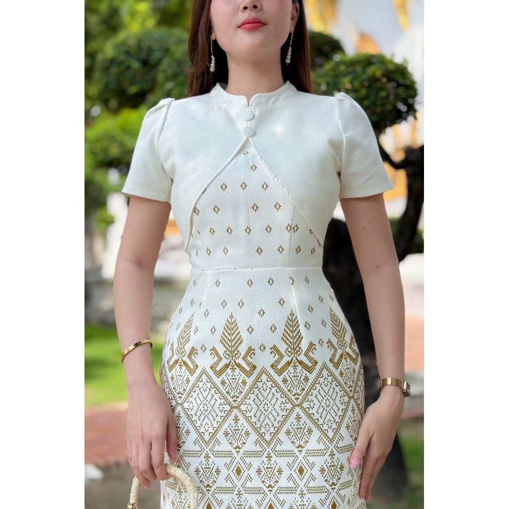 เดรสผ้าฝ้ายอัดกาว PIRA DRESS ทรงสอบ คอจีน สีขาว ดูดีทรงสวยผิวขาว มุมมองที่ 5