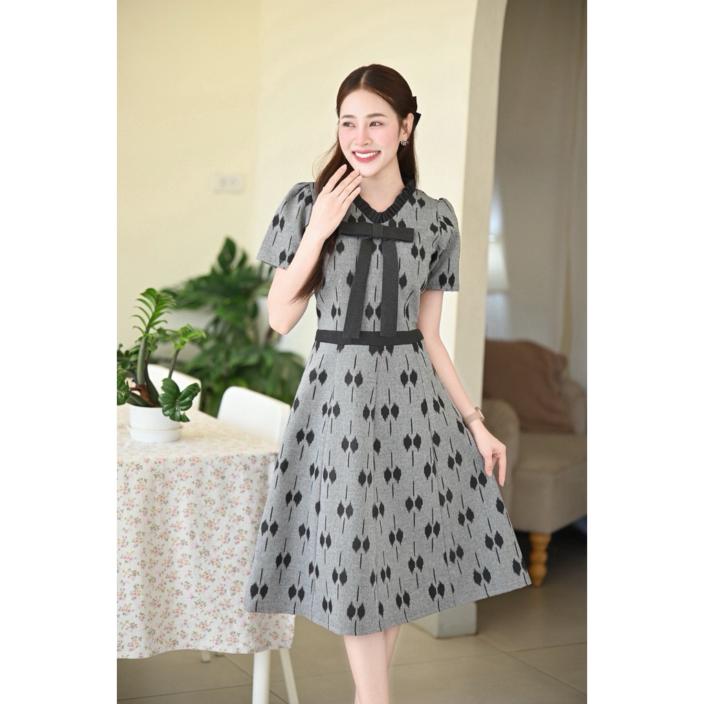 PIRA DRESS เดรสผ้าฝ้ายอัดกาว ทรงสวยเน้นสัดส่วน สีดำ-เทา ใส่แล้วเรียว มุมมองที่ 5