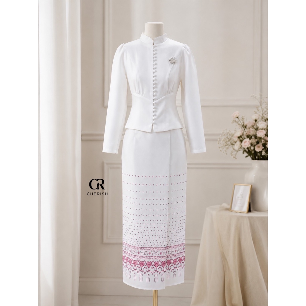 CHERISH ชุดไทยจิตรลดาแขนยาว สีขาวลายชมพู พรีเมียม 990฿ ใส่ไปงานมงคล มุมมองที่ 4