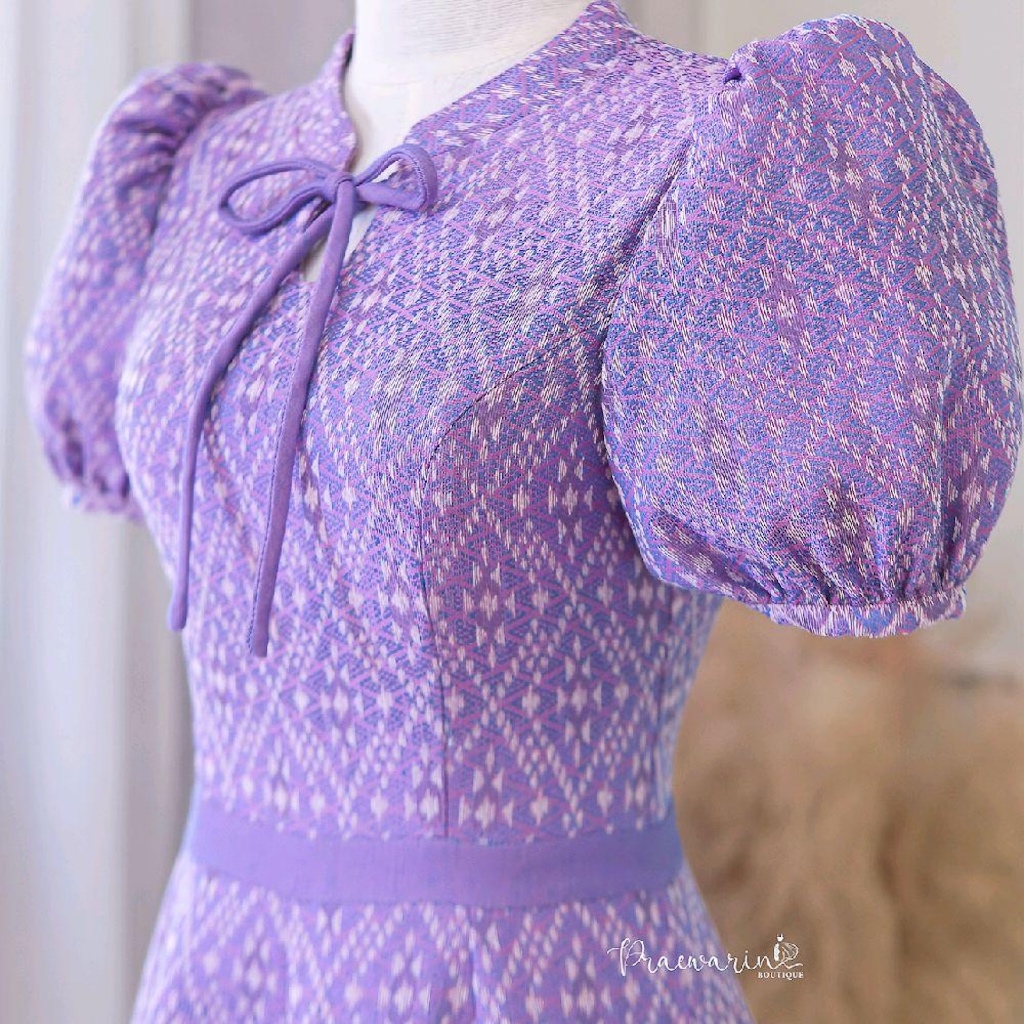 PRAEWARIN เดรสผ้าไทยคอจีนหยดน้ำแขนตุ๊กตา งานพรีเมี่ยม สีม่วง-แดง มุมมองที่ 5