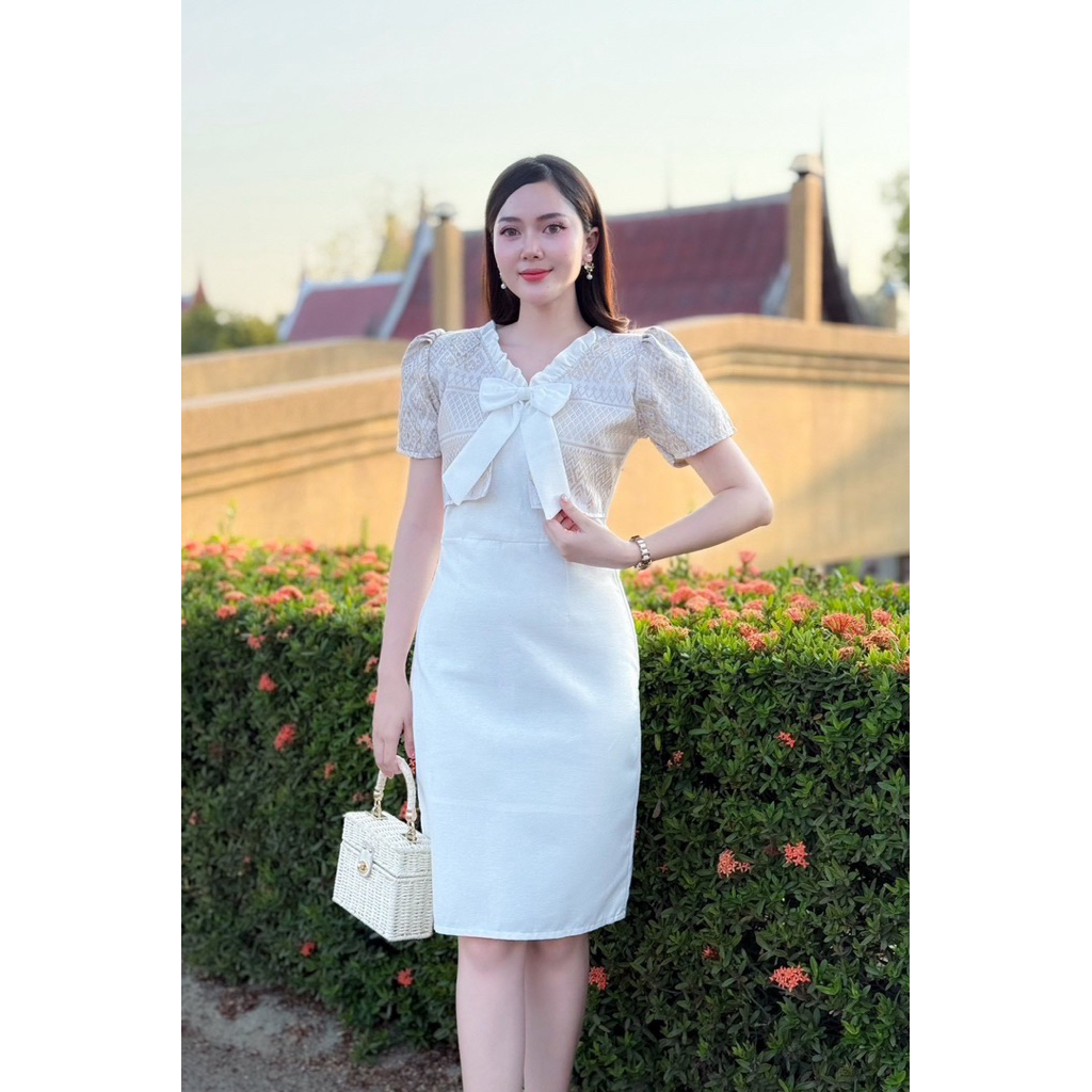 PIRA DRESS เดรสผ้าฝ้ายอัดกาวสีขาว ทรงสอบโบว์หวาน ลุคไทยประยุกต์ดูแพง มุมมองที่ 3