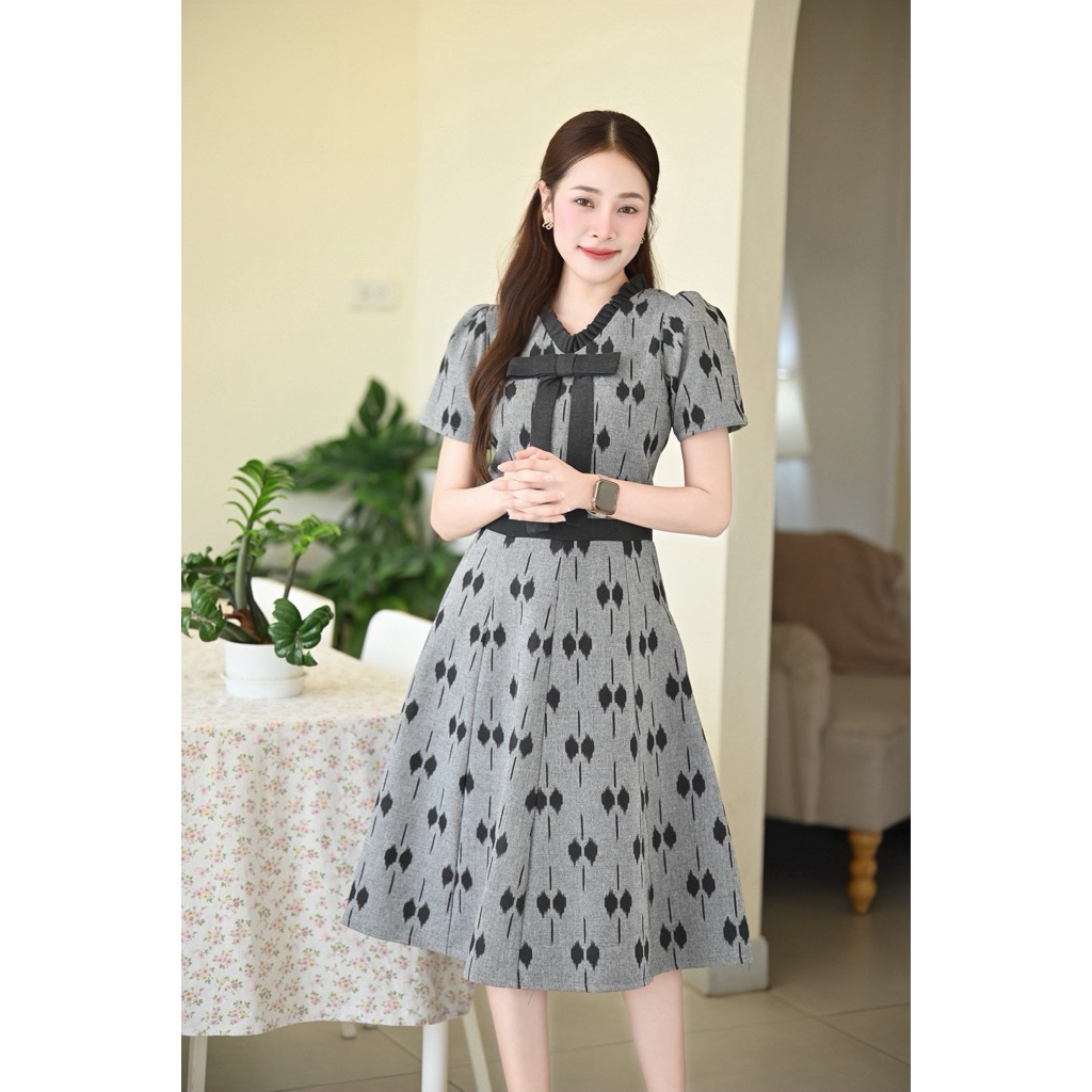 PIRA DRESS เดรสผ้าฝ้ายอัดกาว ทรงสวยเน้นสัดส่วน สีดำ-เทา ใส่แล้วเรียว มุมมองที่ 2