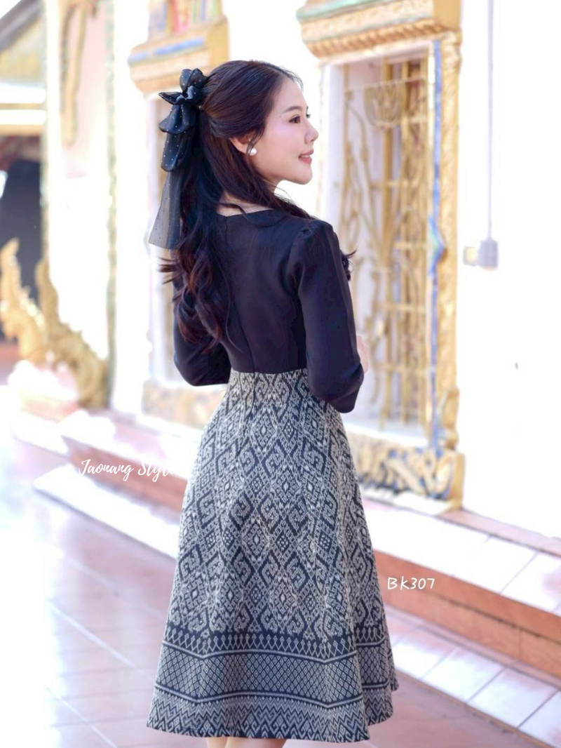 เดรสผ้าไทยลายขอพระราชทาน พรางหุ่นสวย ใส่ทำบุญ-ออกงาน ราคา 1,230฿ มุมมองที่ 6