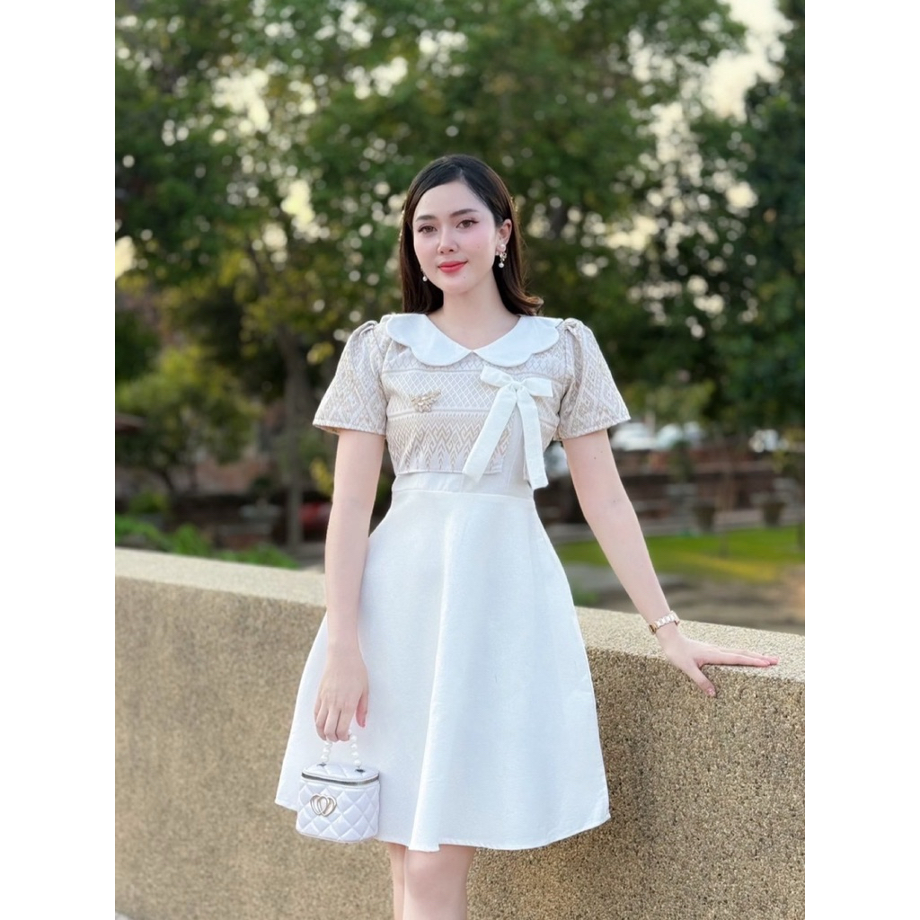 เดรส PIRA DRESS คอโบว์ ผ้าฝ้ายอัดกาว ทรงย้วย พรางพุง ขาวน่ารัก ไซส์ฟรี มุมมองที่ 5