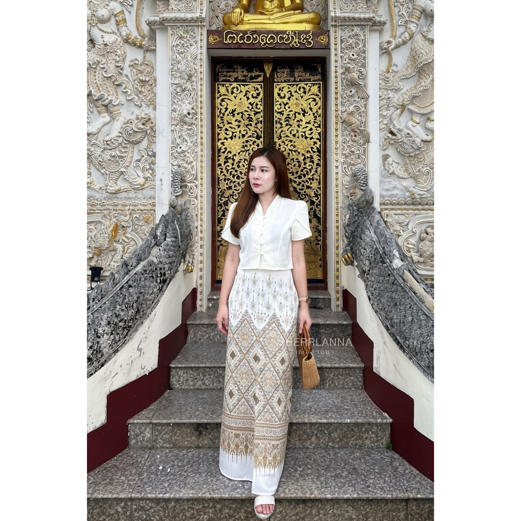 ชุดผ้าฝ้ายลายไทยโทนขาวคอจีนชายโค้ง เข้าวัดทำบุญ เรียบหรู เนื้อนิ่มไม่ร้อน พร้อมกระโปรงผ่าหน้า มุมมองที่ 2