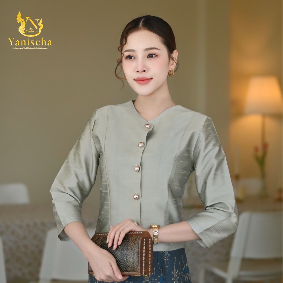 ✨ ชุดผ้าไหมทรงเรือนต้น กระดุมทอง เนื้อดี ดูแพง พร้อมส่ง! (XS-5XL) มุมมองที่ 2
