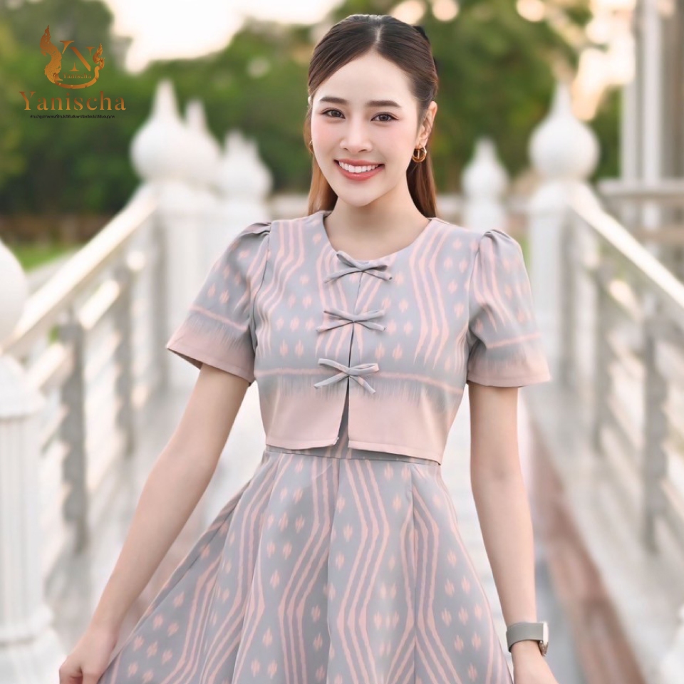 เดรสผ้าไทยทอลายสีฟ้าครามนกพิราบ ชุดไปวัดทำบุญ เรียบหรู สวยสะกดทุกสายตา มุมมองที่ 3