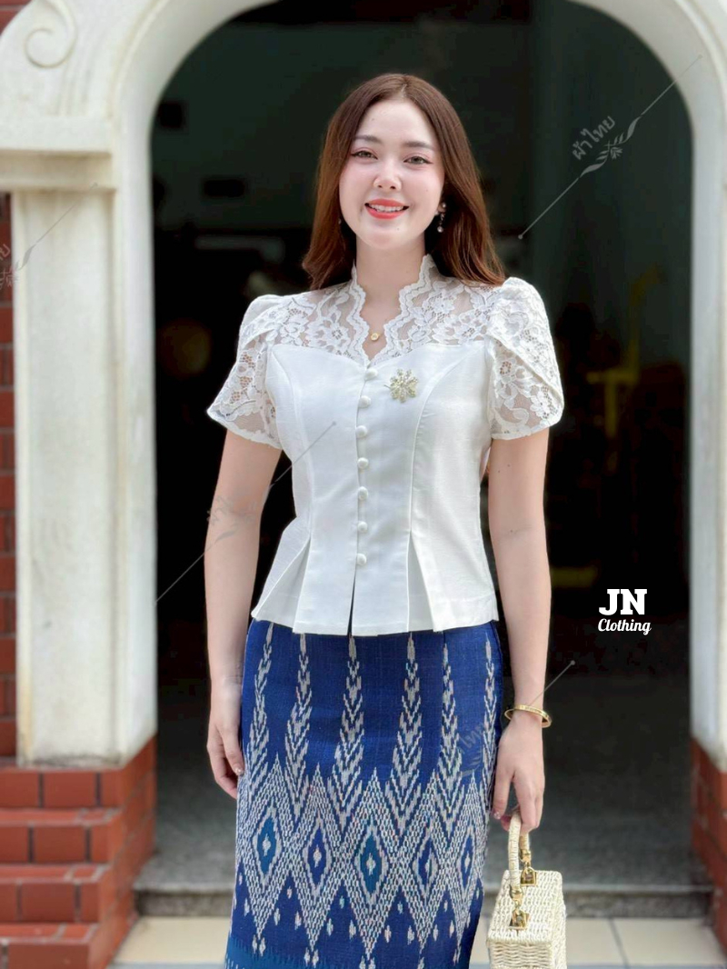 เสื้อไหมสี่เส้นคอวีแขนกลีบบัวชายระบาย ใส่ไปงานบุญงานแต่ง สวยหรู ราคา 390 บาท มุมมองที่ 4