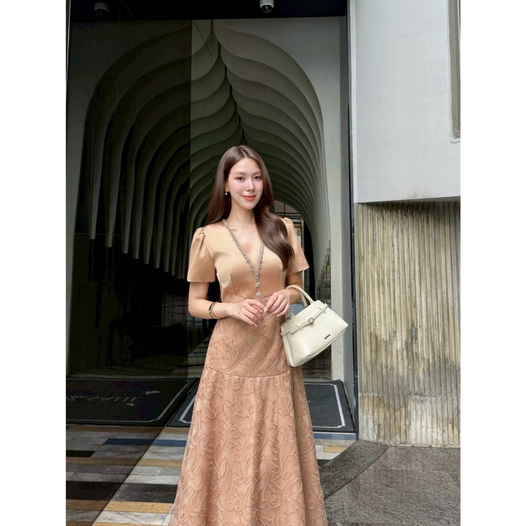 เดรสยาวคอวีหรูคริสตัลเพชร ผ้าซาตินเนื้อดี สีน้ำตาลทอง S-3XL สาวอวบใส่สวย มุมมองที่ 4