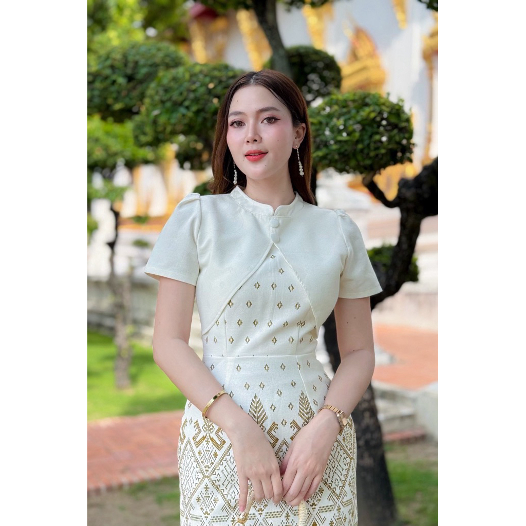 เดรสผ้าฝ้ายอัดกาว PIRA DRESS ทรงสอบ คอจีน สีขาว ดูดีทรงสวยผิวขาว มุมมองที่ 4
