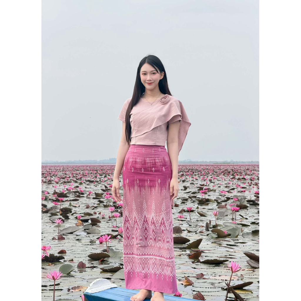 TANTANOD TL23 ชุดผ้าไทยสไบปักกุหลาบ กระโปรงผ่าหลัง ผ้าฝ้ายพิมพ์ลาย สีดำ เรียบหรู มุมมองที่ 3
