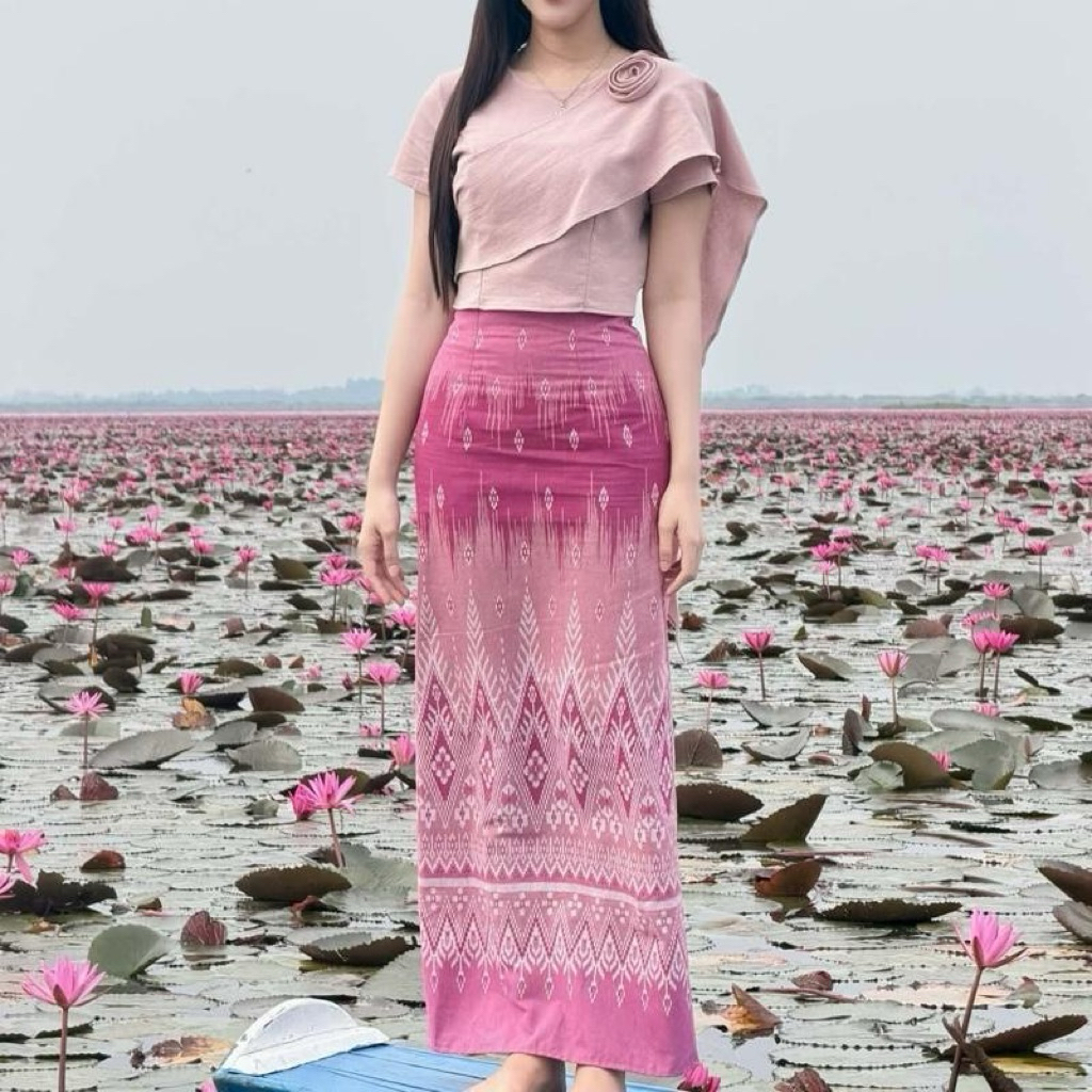 TANTANOD TL23 ชุดผ้าไทยสไบปักกุหลาบ กระโปรงผ่าหลัง ผ้าฝ้ายพิมพ์ลาย สีดำ เรียบหรู มุมมองที่ 5