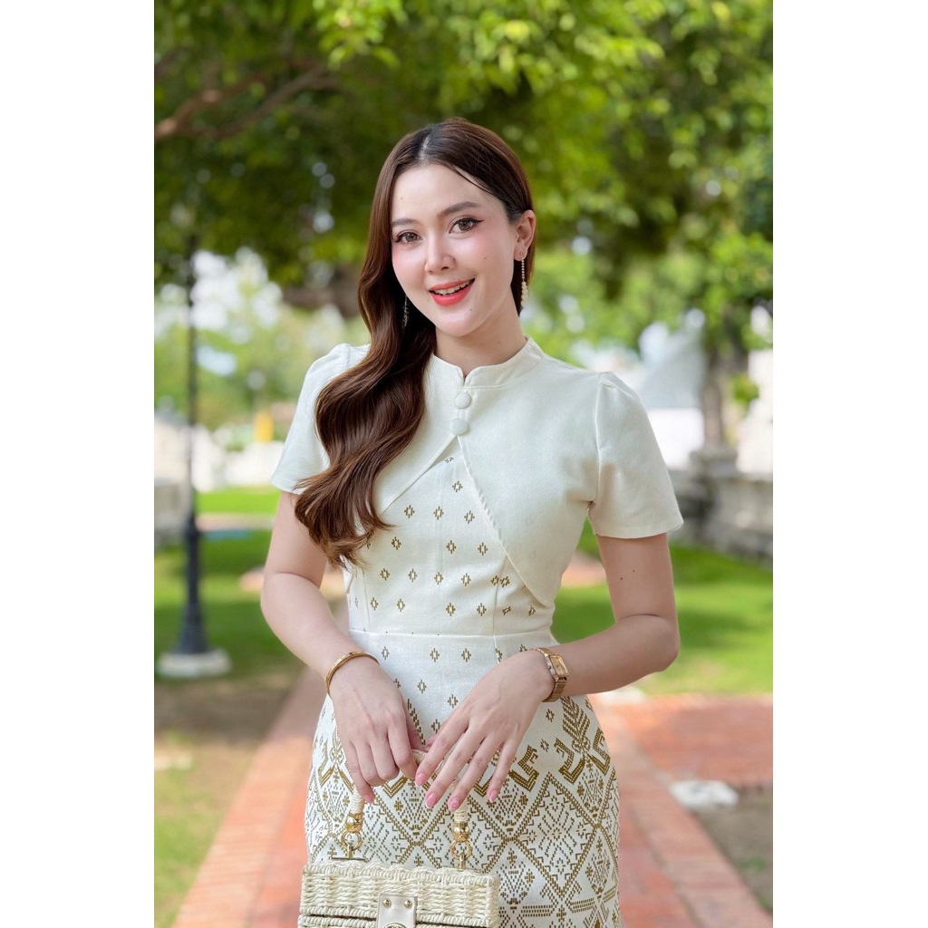 เดรสผ้าฝ้ายอัดกาว PIRA DRESS ทรงสอบ คอจีน สีขาว ดูดีทรงสวยผิวขาว มุมมองที่ 3