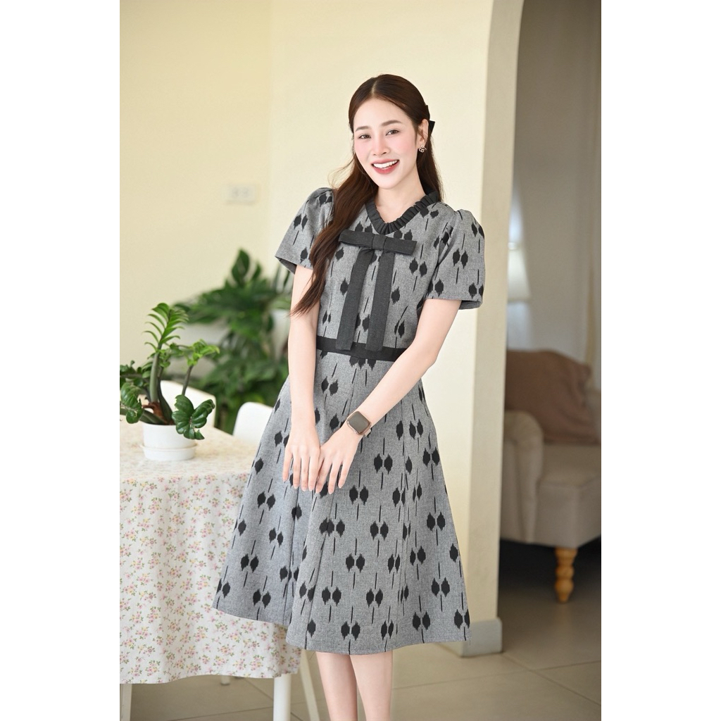 PIRA DRESS เดรสผ้าฝ้ายอัดกาว ทรงสวยเน้นสัดส่วน สีดำ-เทา ใส่แล้วเรียว มุมมองที่ 4
